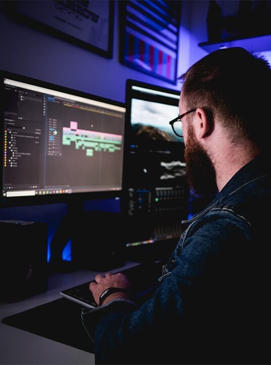 Monteur vidéo freelance en post-production